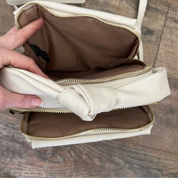 NWT🏷 Cream bag w/gold accents, short & long handles 2 compartments, CHIC! - Picture 8 of 14